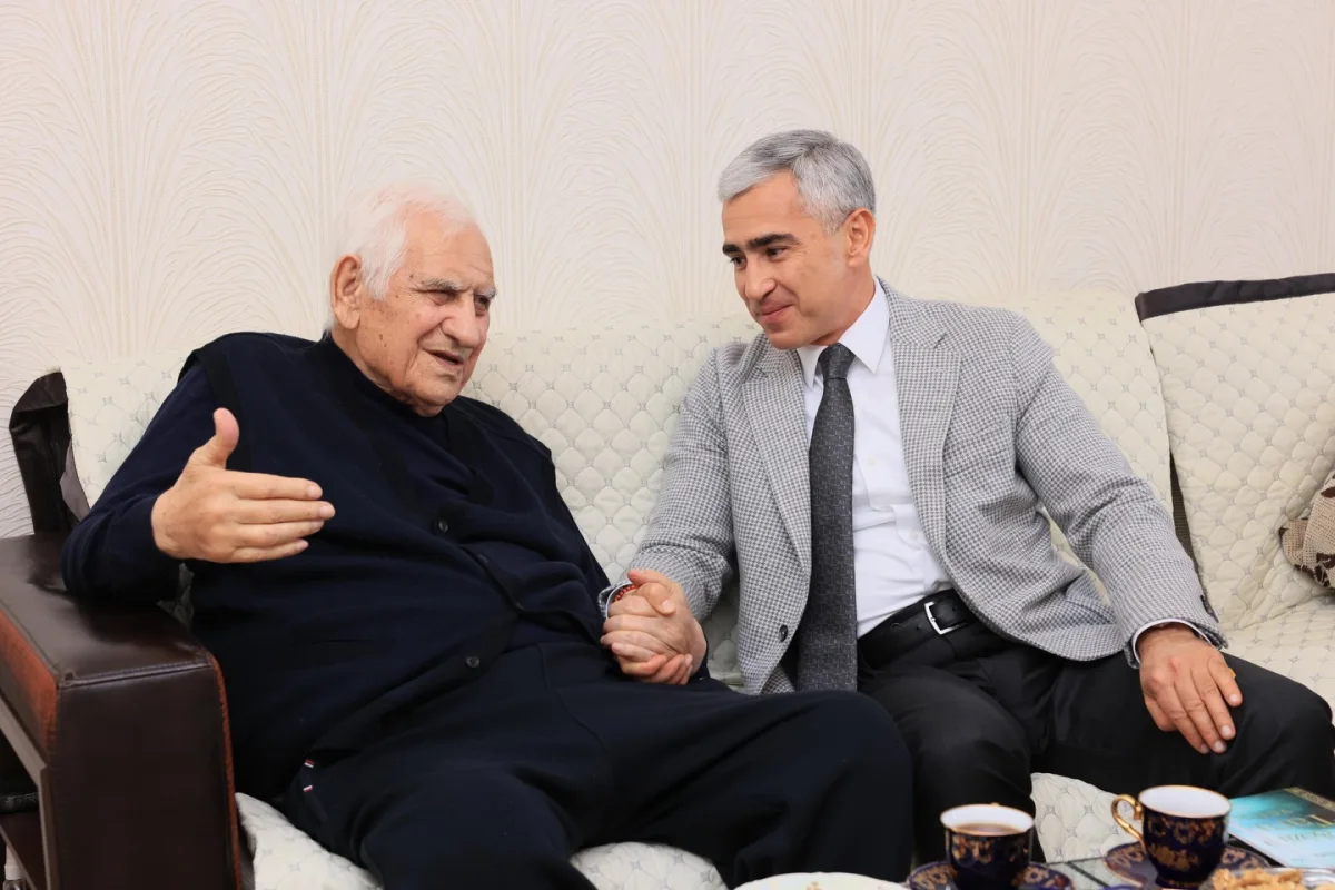 Anar Ələkbərov 95 yaşlı Nəriman Həsənzadəni evində ziyarət etdi