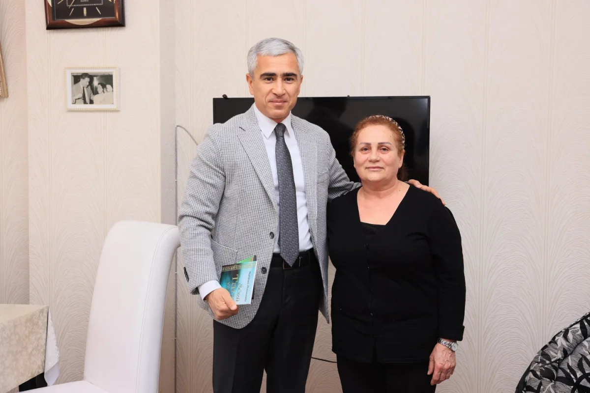 Anar Ələkbərov 95 yaşlı Nəriman Həsənzadəni evində ziyarət etdi