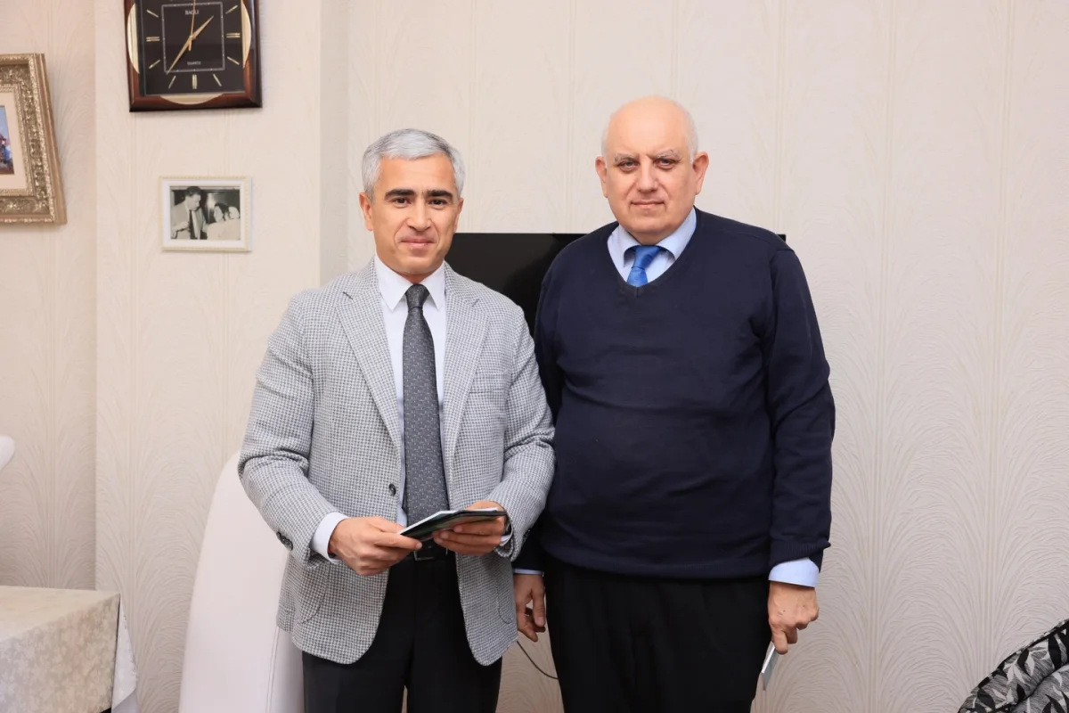 Anar Ələkbərov 95 yaşlı Nəriman Həsənzadəni evində ziyarət etdi