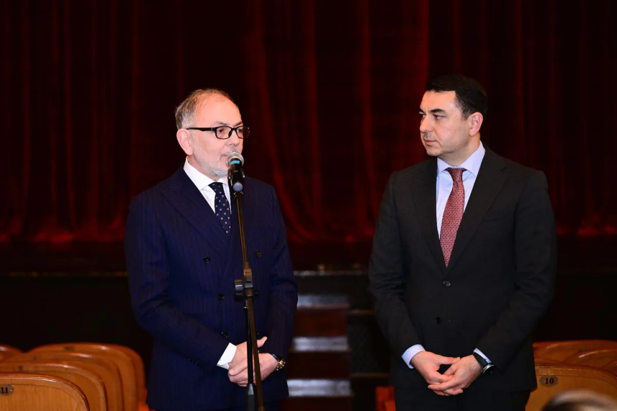 Oleq Əmirbəyov teatr heyətinə təqdim olundu