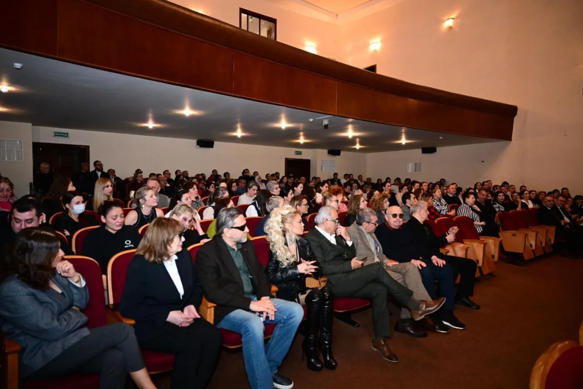 Oleq Əmirbəyov teatr heyətinə təqdim olundu