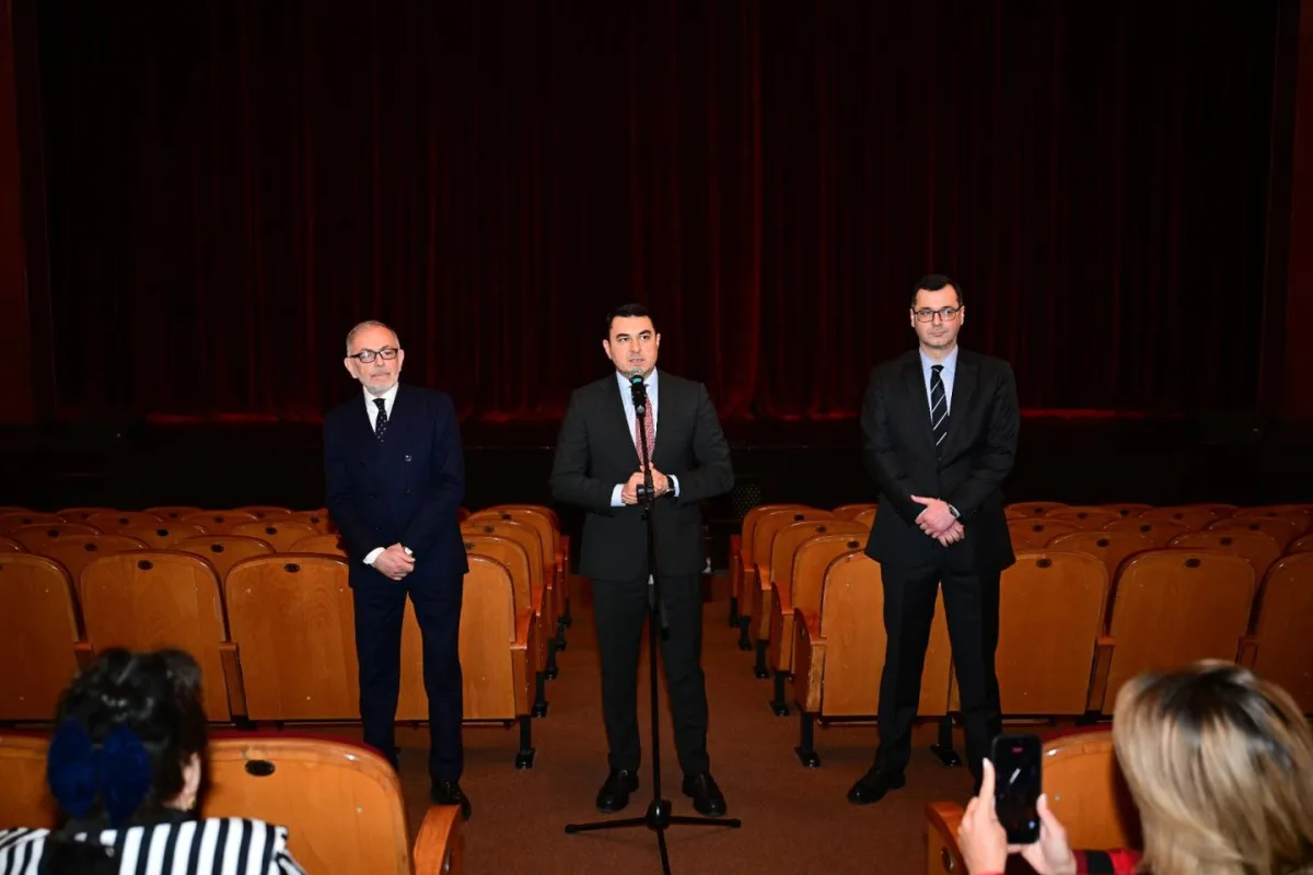 Oleq Əmirbəyov teatr heyətinə təqdim olundu