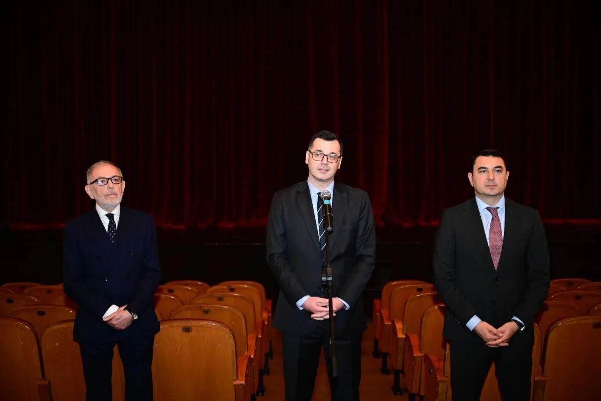 Oleq Əmirbəyov teatr heyətinə təqdim olundu