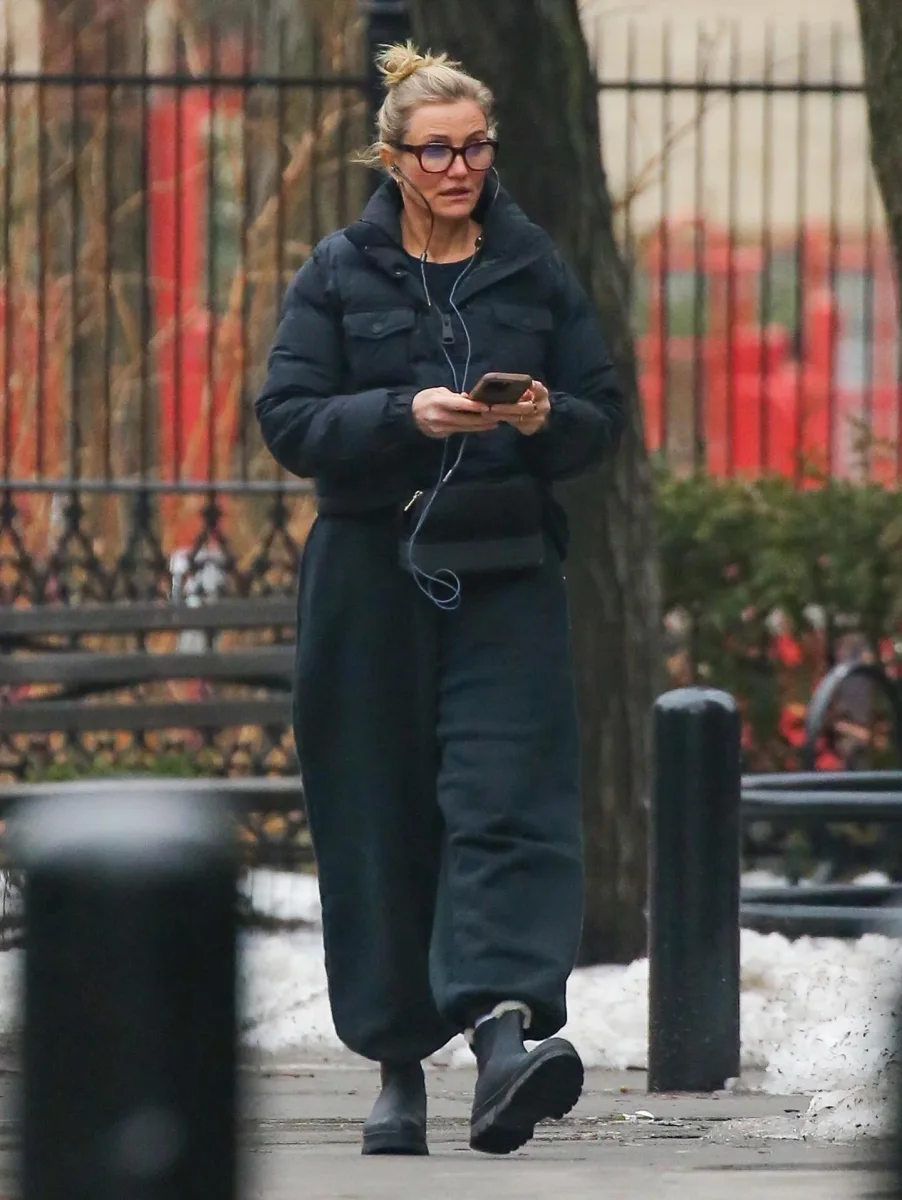 Kameron Diaz gəzintidə görüntüləndi