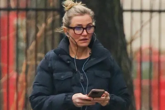 Kameron Diaz gəzintidə görüntüləndi