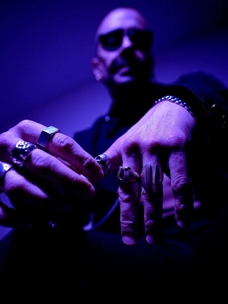 “Bəzəkli kişiyəm...”