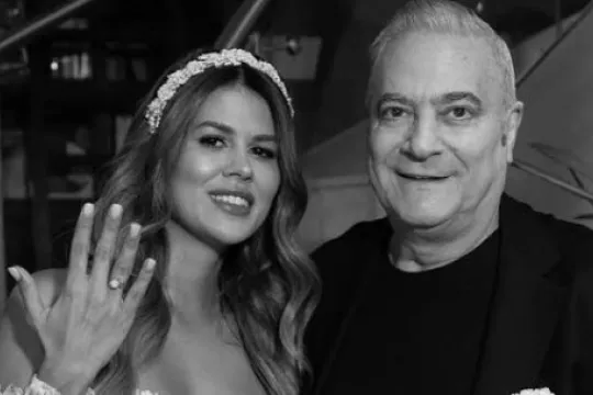 Özündən 42 yaş kiçik xanımından boşandı