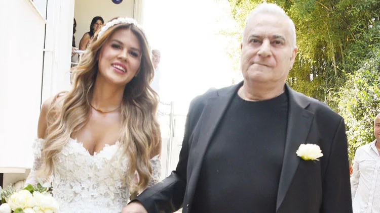 Özündən 42 yaş kiçik xanımından boşandı