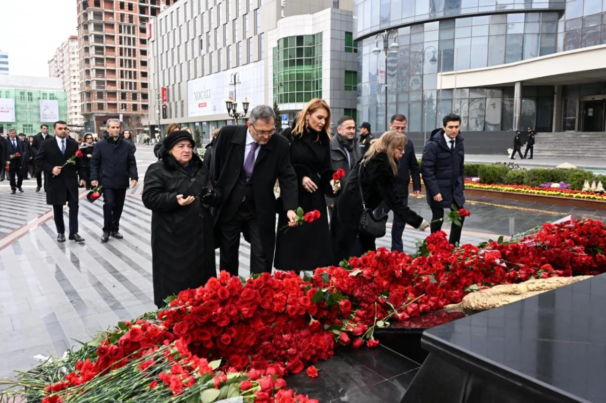 Mədəniyyət Nazirliyinin kollektivi Xocalı soyqırımı abidəsini ziyarət edib