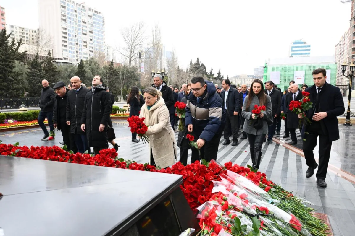 Mədəniyyət Nazirliyinin kollektivi Xocalı soyqırımı abidəsini ziyarət edib