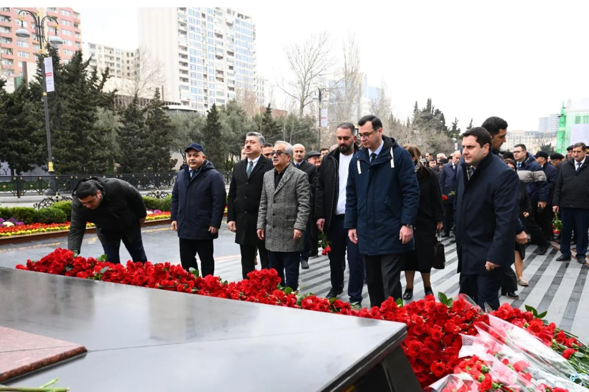 Mədəniyyət Nazirliyinin kollektivi Xocalı soyqırımı abidəsini ziyarət edib