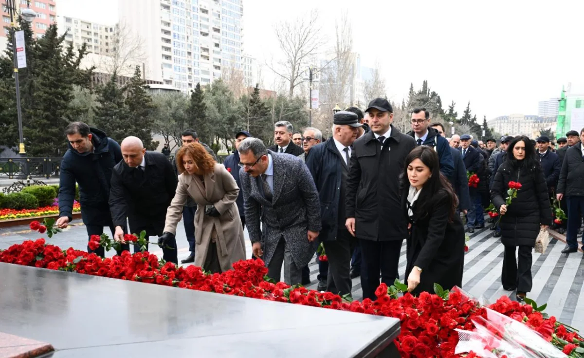 Mədəniyyət Nazirliyinin kollektivi Xocalı soyqırımı abidəsini ziyarət edib