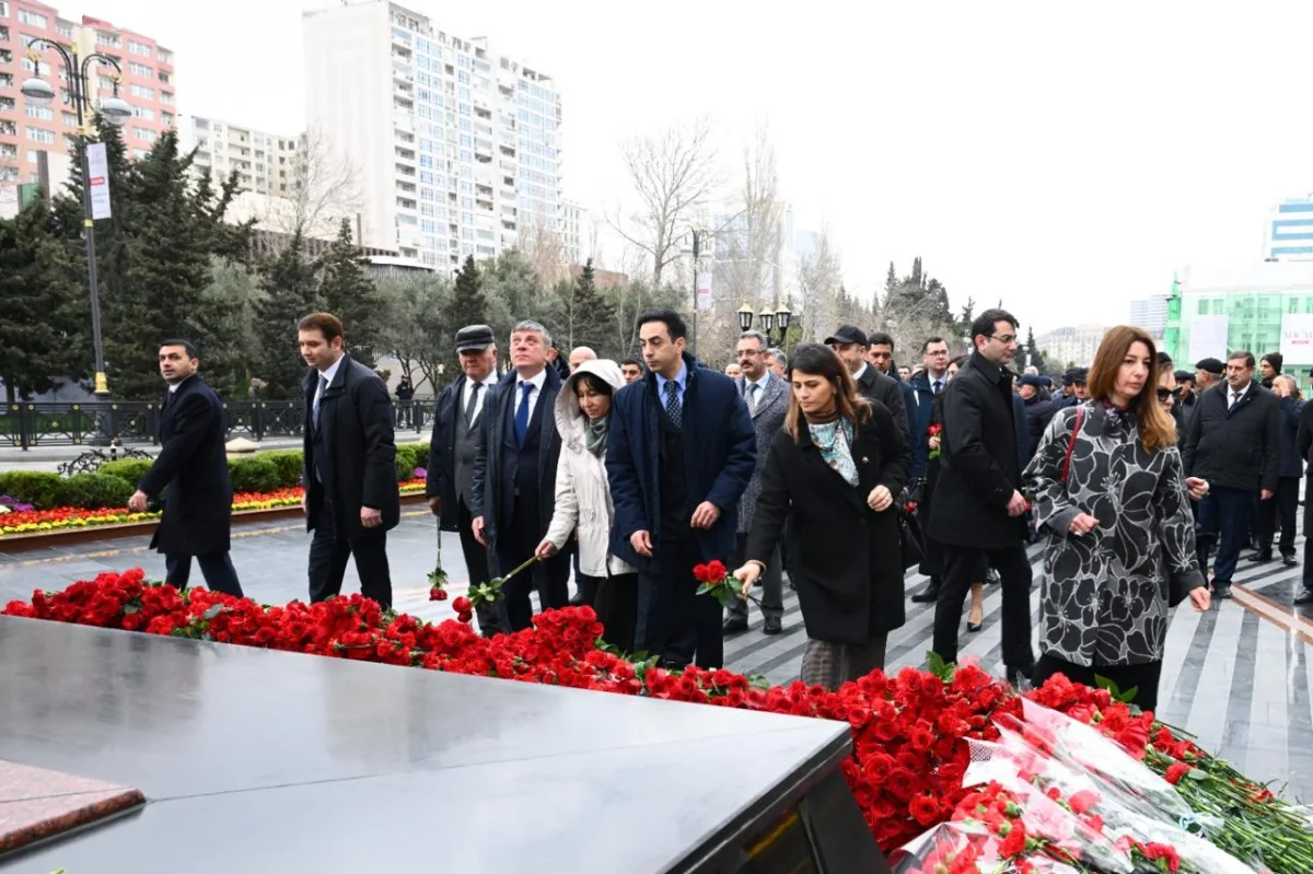 Mədəniyyət Nazirliyinin kollektivi Xocalı soyqırımı abidəsini ziyarət edib