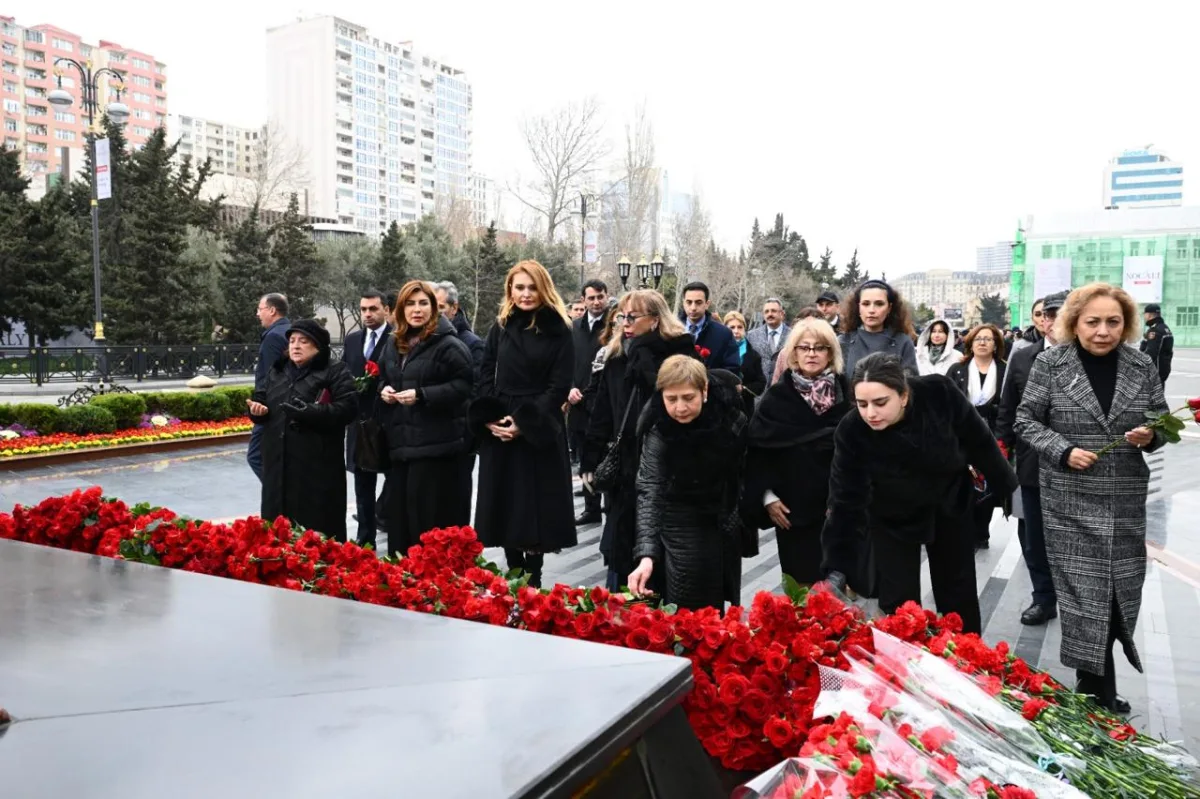 Mədəniyyət Nazirliyinin kollektivi Xocalı soyqırımı abidəsini ziyarət edib