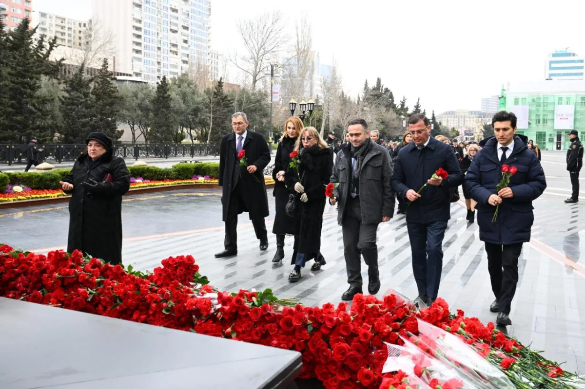 Mədəniyyət Nazirliyinin kollektivi Xocalı soyqırımı abidəsini ziyarət edib