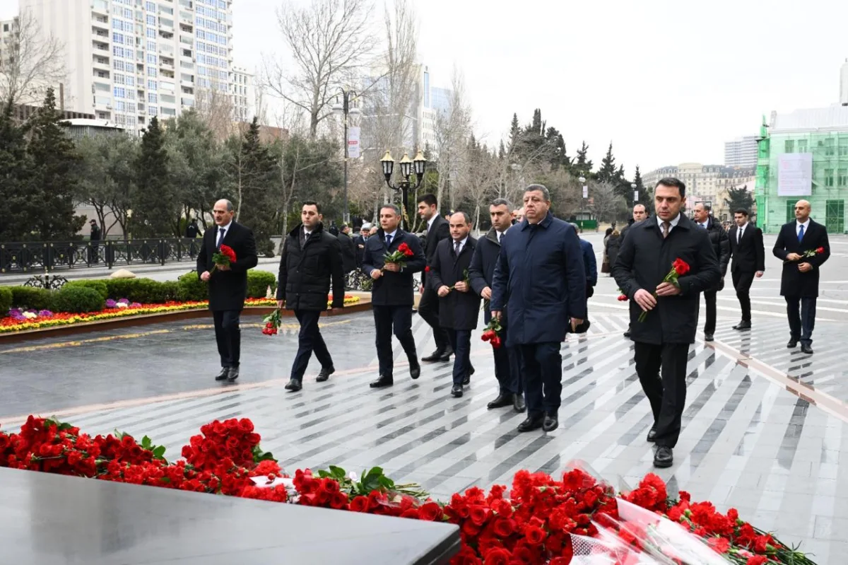 Mədəniyyət Nazirliyinin kollektivi Xocalı soyqırımı abidəsini ziyarət edib