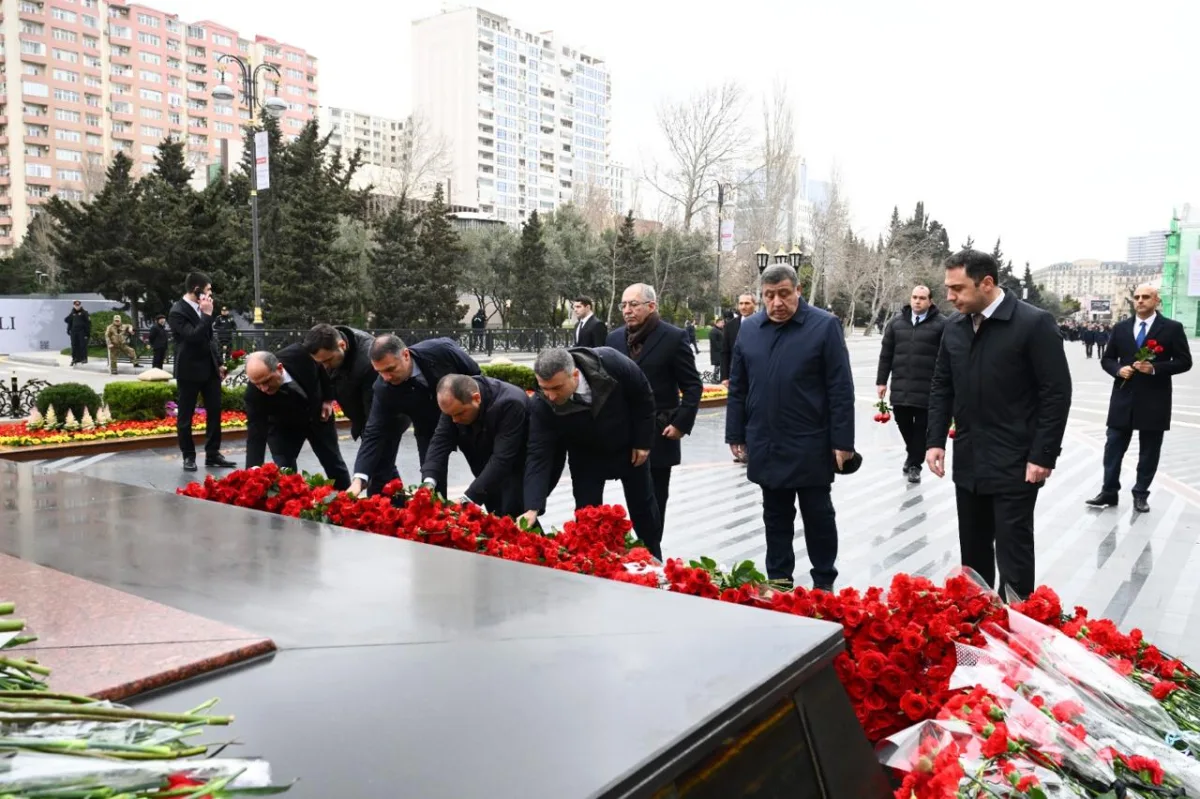 Mədəniyyət Nazirliyinin kollektivi Xocalı soyqırımı abidəsini ziyarət edib