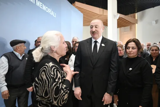 “Razı olarsınızmı boynunuzu qucaqlayıb, üzünüzdən öpüm?”