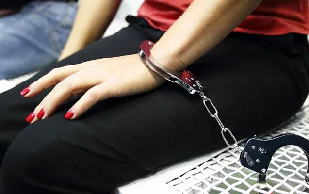 Sosial şəbəkədə çılpaq videolar yayan qadınlar - Həbs edildi