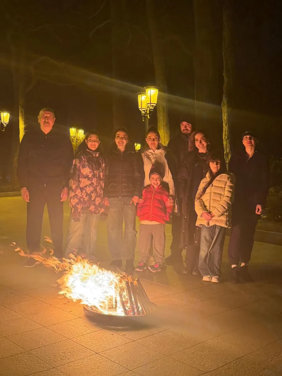 Prezident ailəsi ilə bayram tonqalının başında…