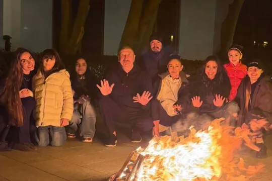 Prezident ailəsi ilə bayram tonqalının başında…