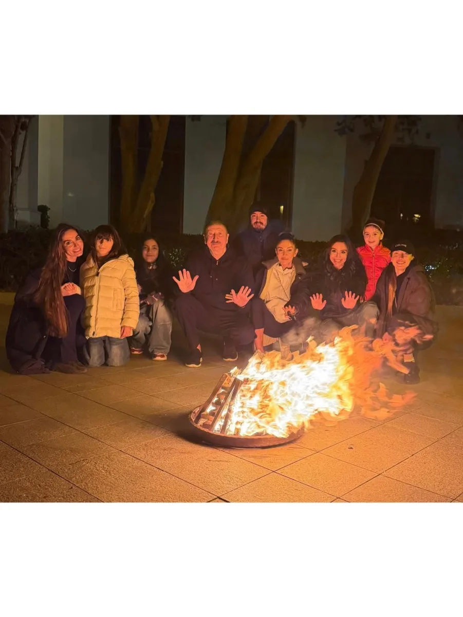 Prezident ailəsi ilə bayram tonqalının başında…