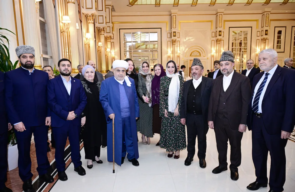 Prezidentin qızları iftar mərasimində - Fotolar