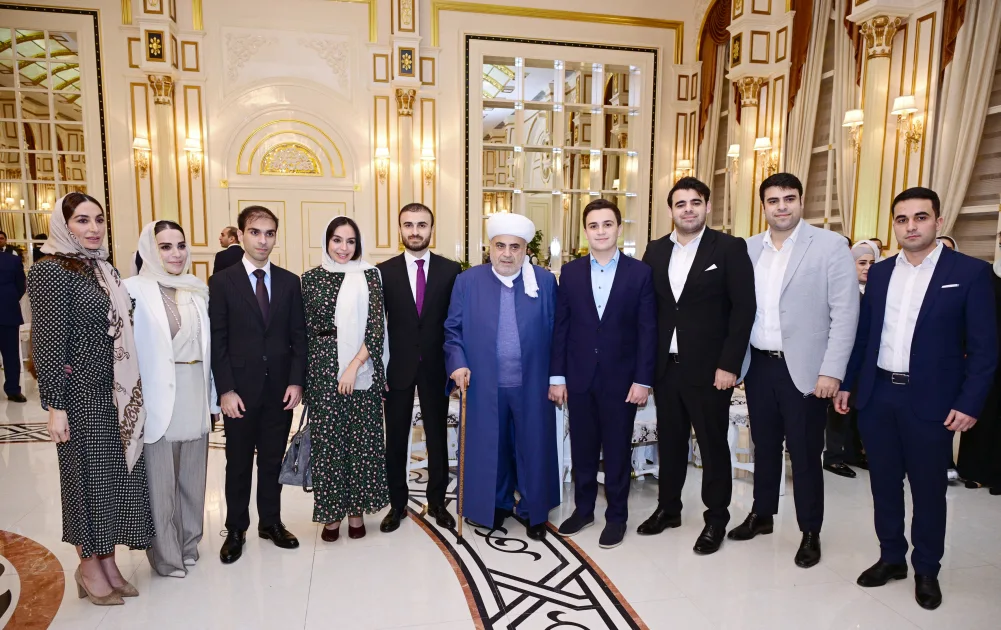 Prezidentin qızları iftar mərasimində - Fotolar