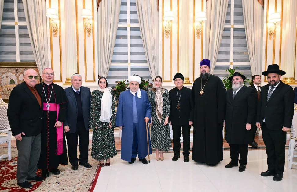 Prezidentin qızları iftar mərasimində - Fotolar