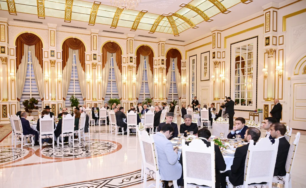 Prezidentin qızları iftar mərasimində - Fotolar