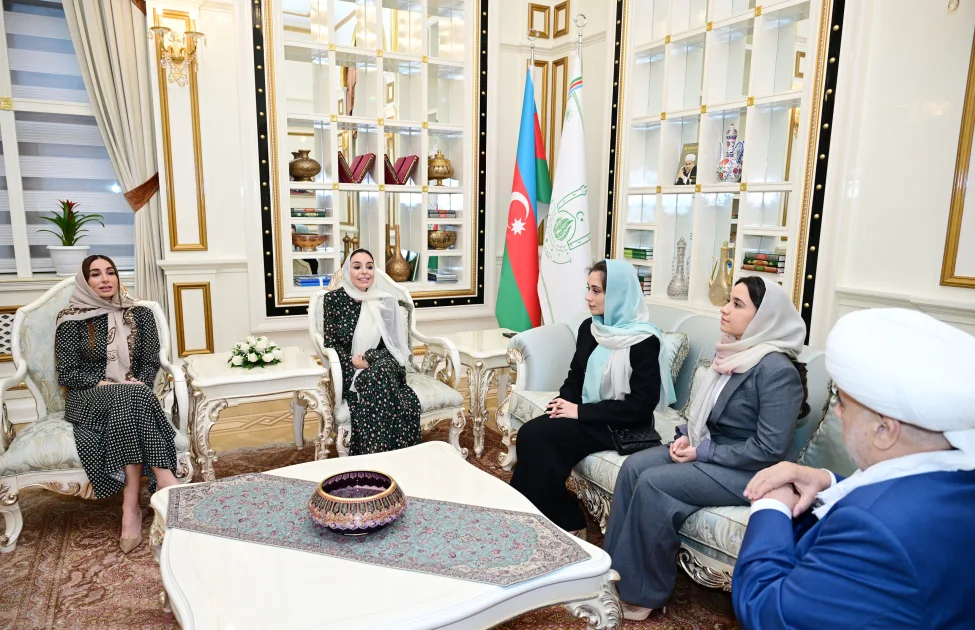 Prezidentin qızları iftar mərasimində - Fotolar