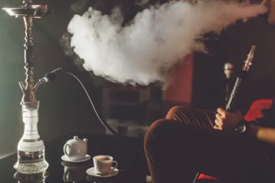 “TikTok”da canlı yayımda qəlyan çəkdi - 750 manat cərimələndi