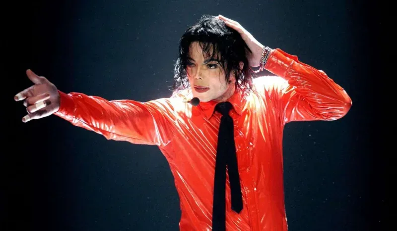 Mayk Cekson ölümündən 17 il sonra cinsi istismarda ittiham olunur