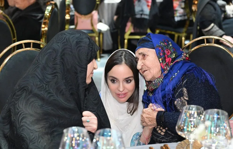 Leyla Əliyeva şəhid anaları ilə iftar süfrəsində - Fotolar