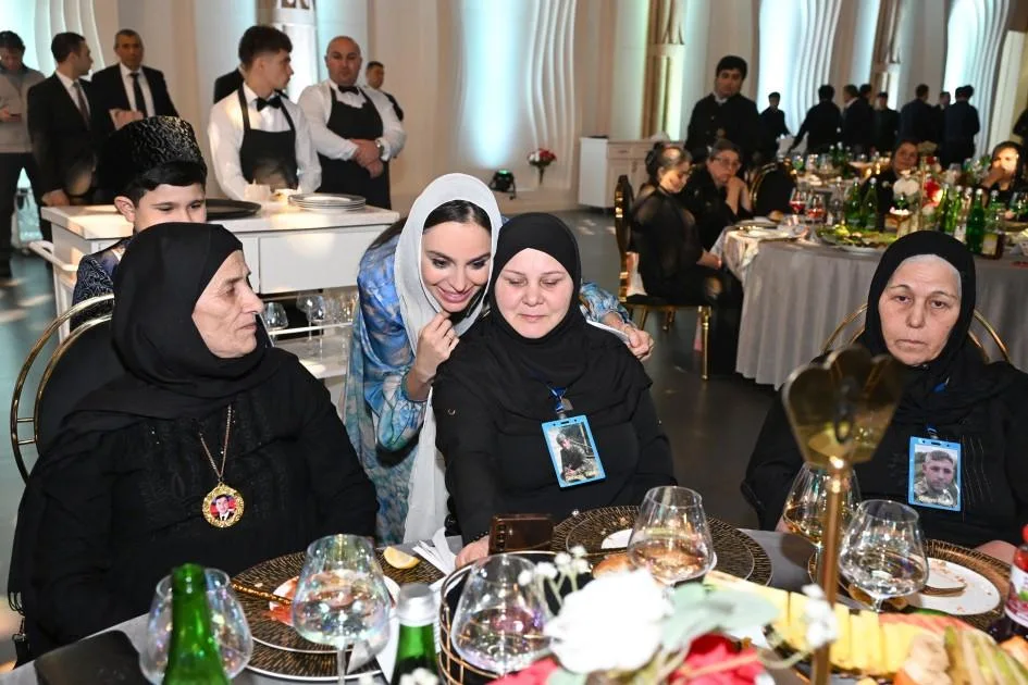 Leyla Əliyeva şəhid anaları ilə iftar süfrəsində - Fotolar