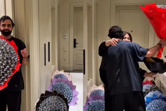 Hüseyn anasına pul buketləri bağışladı