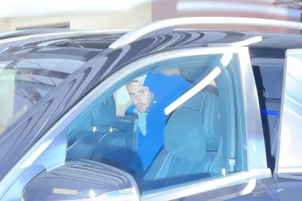 Castin paparatsiyaya su şüşəsi atdı