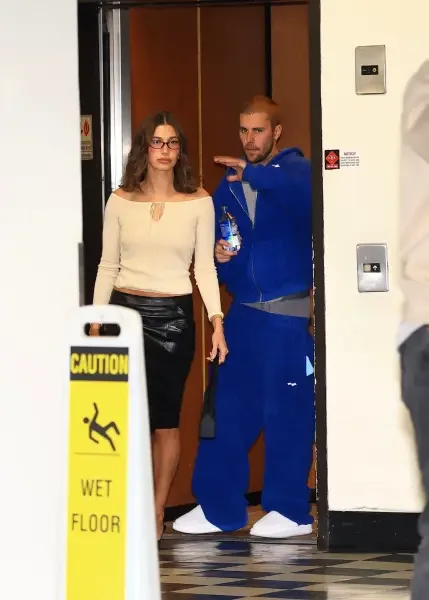 Castin paparatsiyaya su şüşəsi atdı