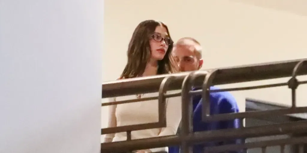 Castin paparatsiyaya su şüşəsi atdı