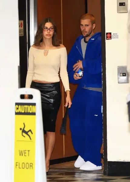 Castin paparatsiyaya su şüşəsi atdı