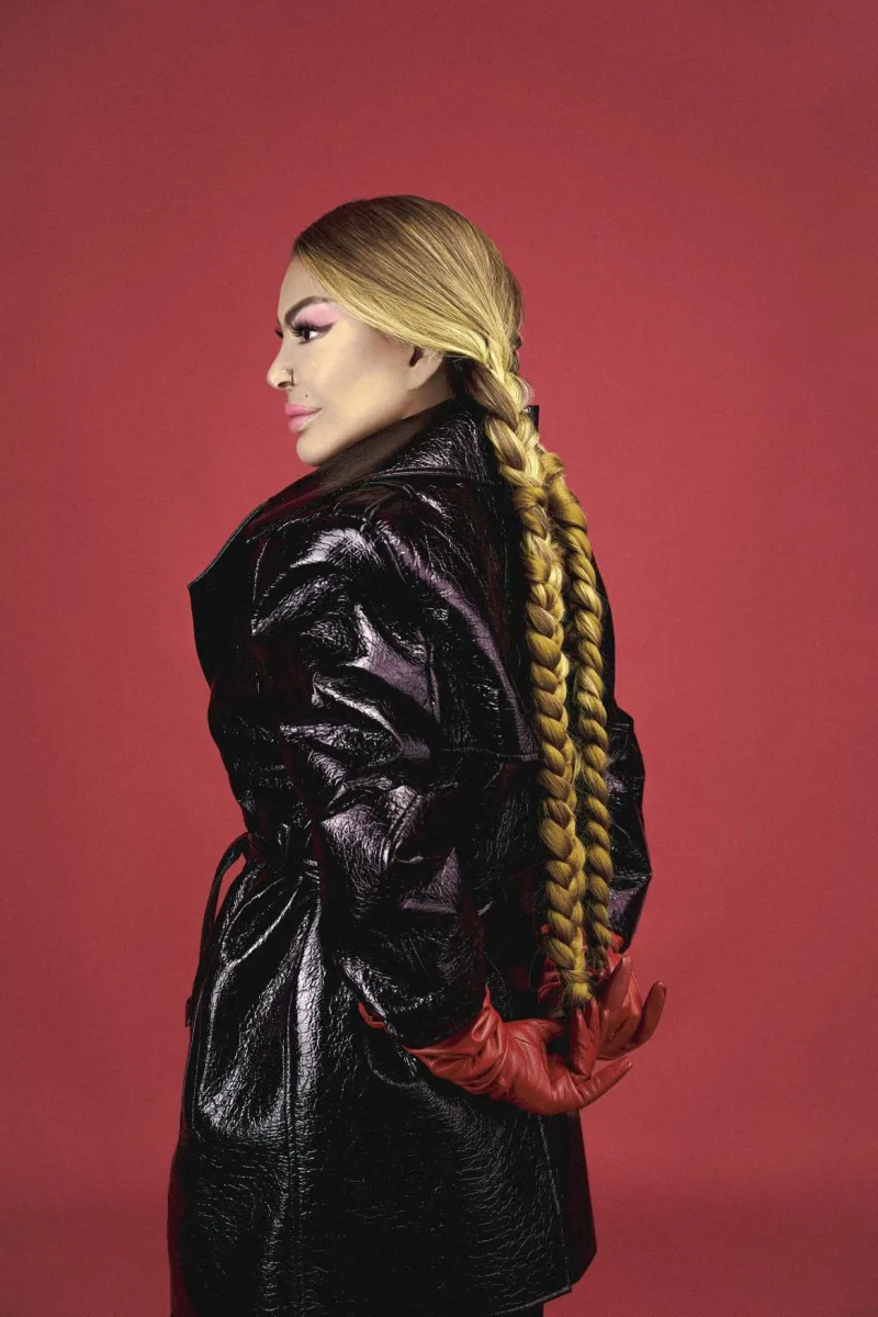 Aygün Kazımova "Nərgiz" jurnalının üz qabığında 