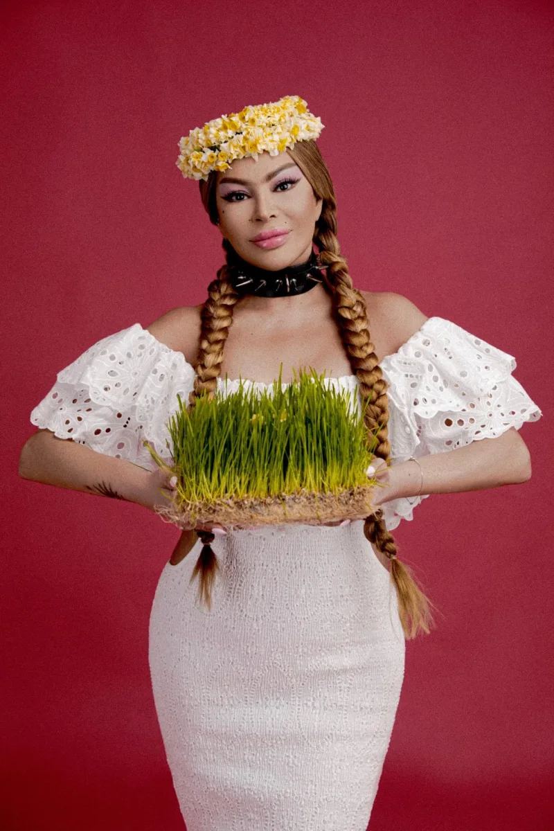 Aygün Kazımova "Nərgiz" jurnalının üz qabığında 