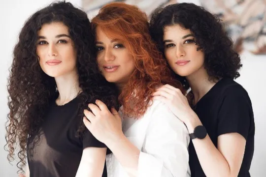 “Qızlarım qadağalar içində böyüyüblər“