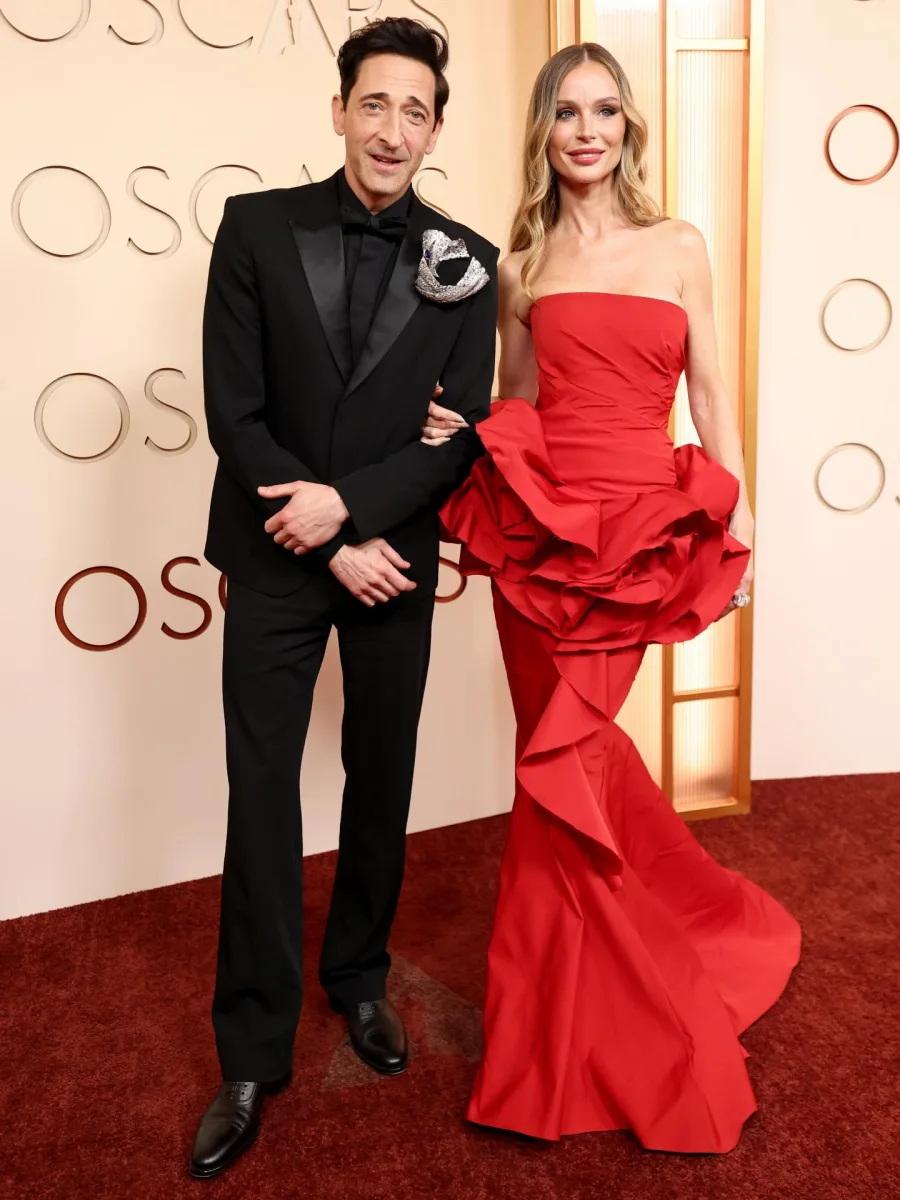 Oskarlıq qırmızı xalı geyimləri...