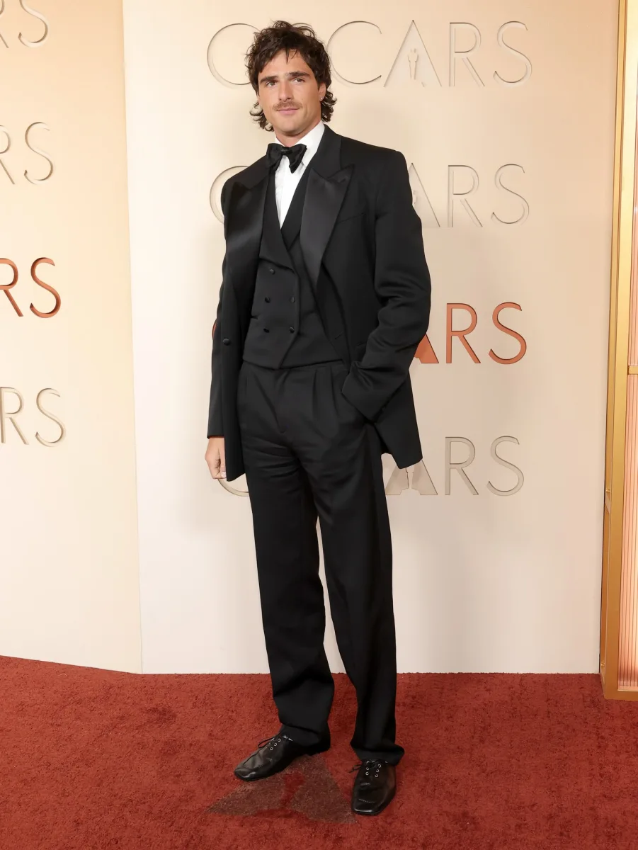 Oskarlıq qırmızı xalı geyimləri...