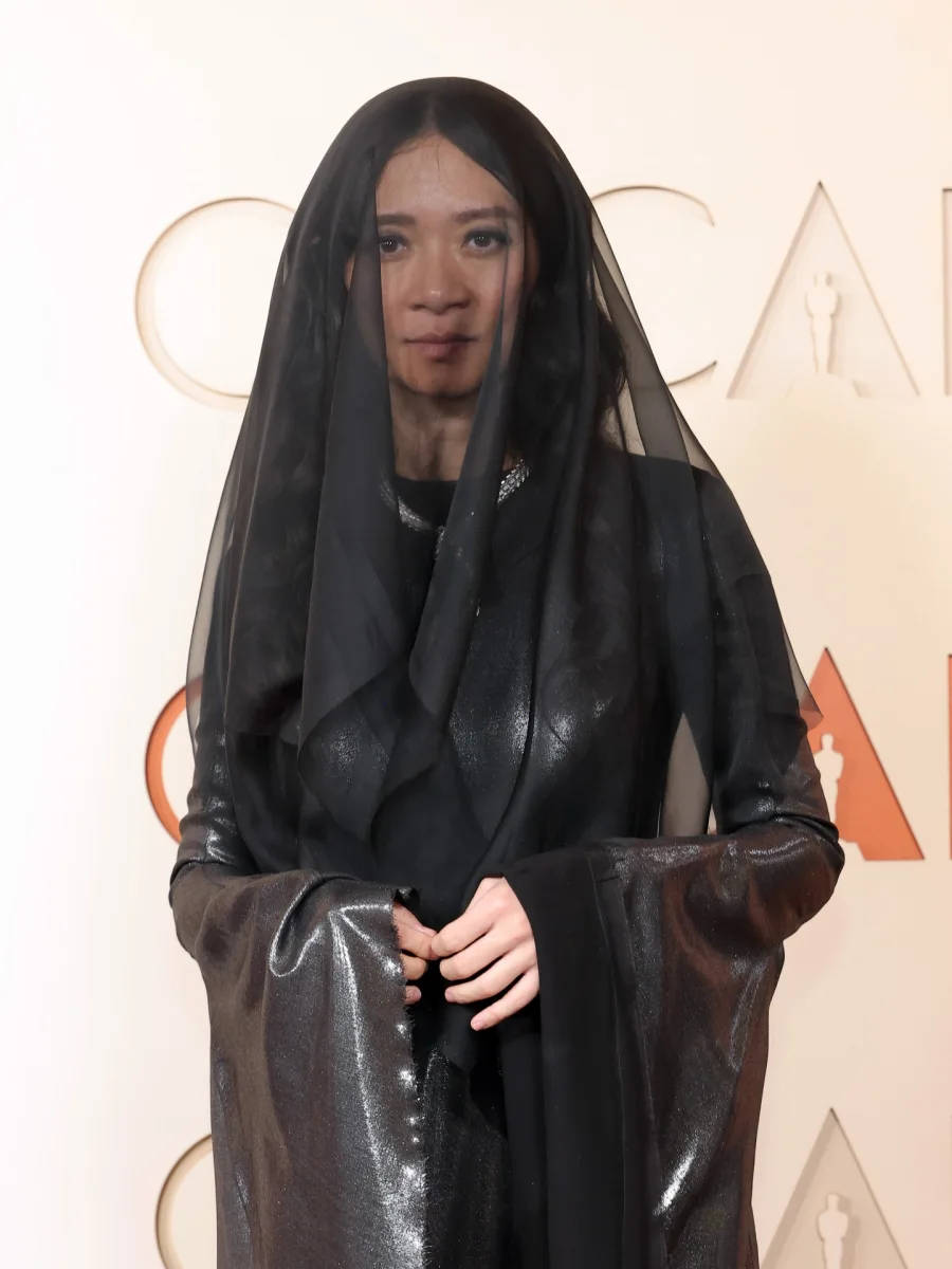 Oskarlıq qırmızı xalı geyimləri...