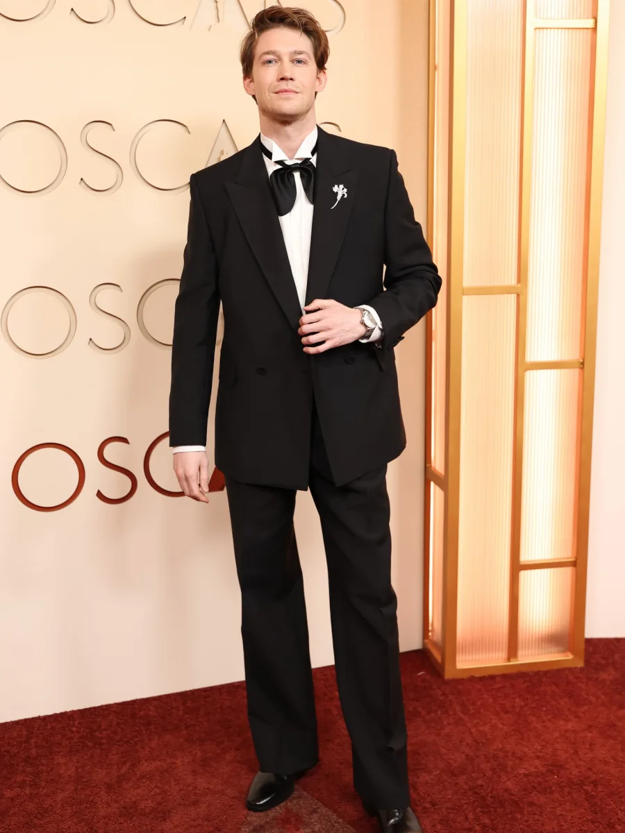 Oskarlıq qırmızı xalı geyimləri...