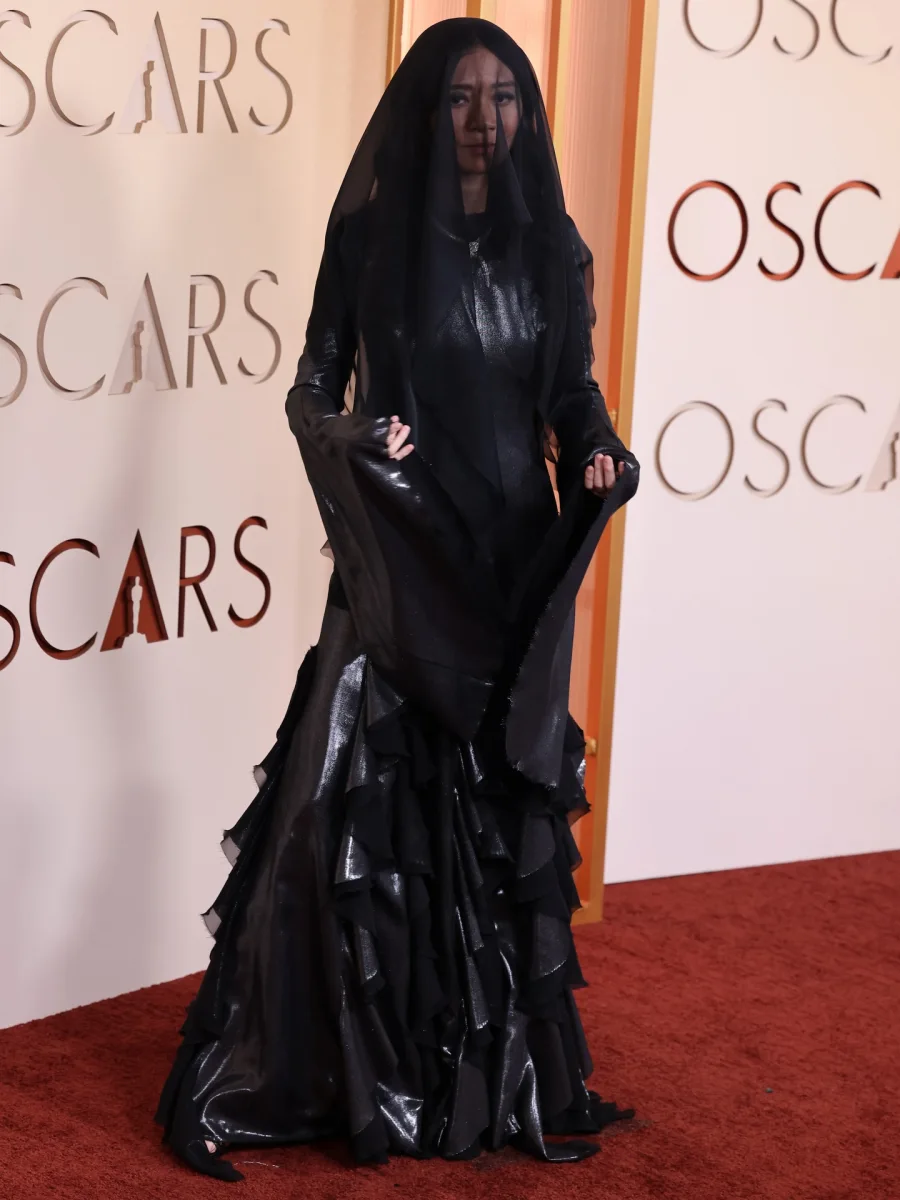 Oskarlıq qırmızı xalı geyimləri...