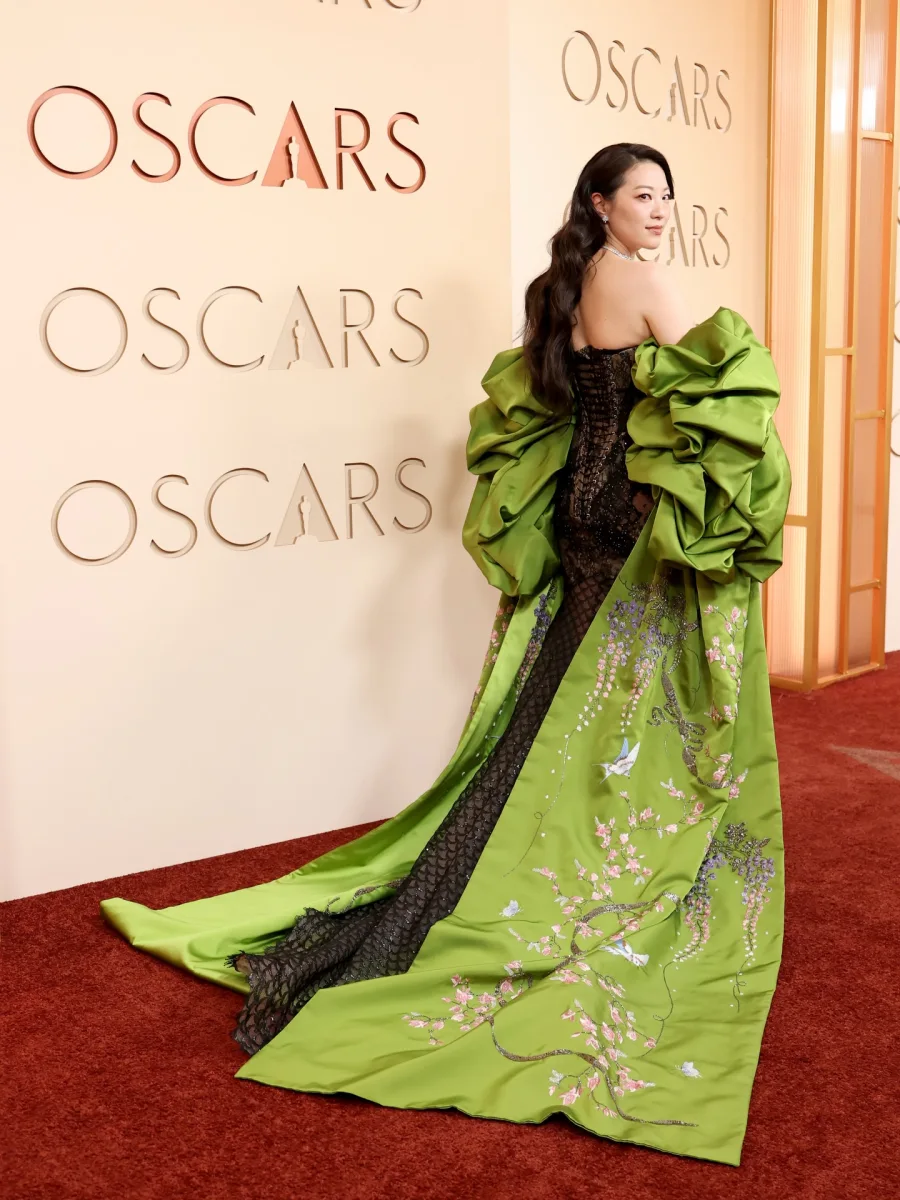 Oskarlıq qırmızı xalı geyimləri...