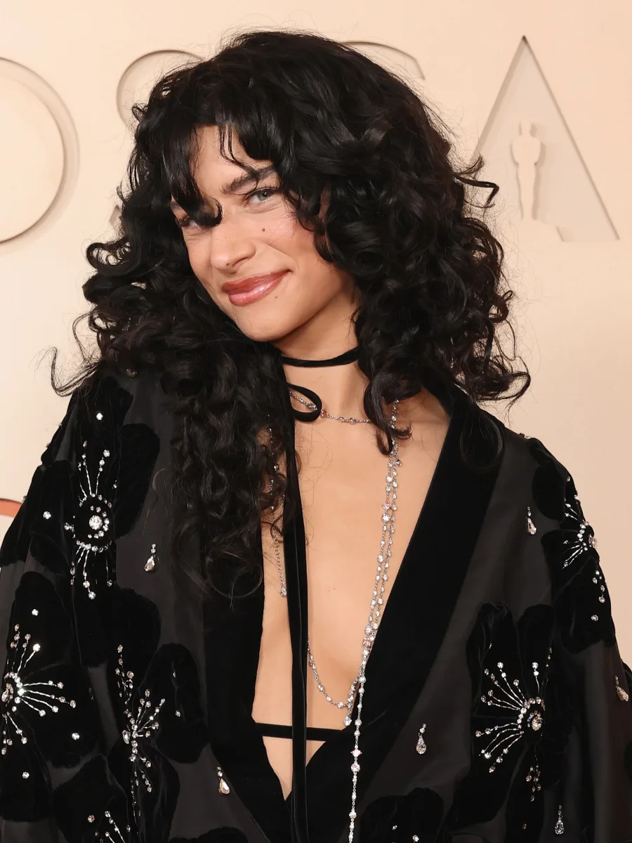 Oskarlıq qırmızı xalı geyimləri...